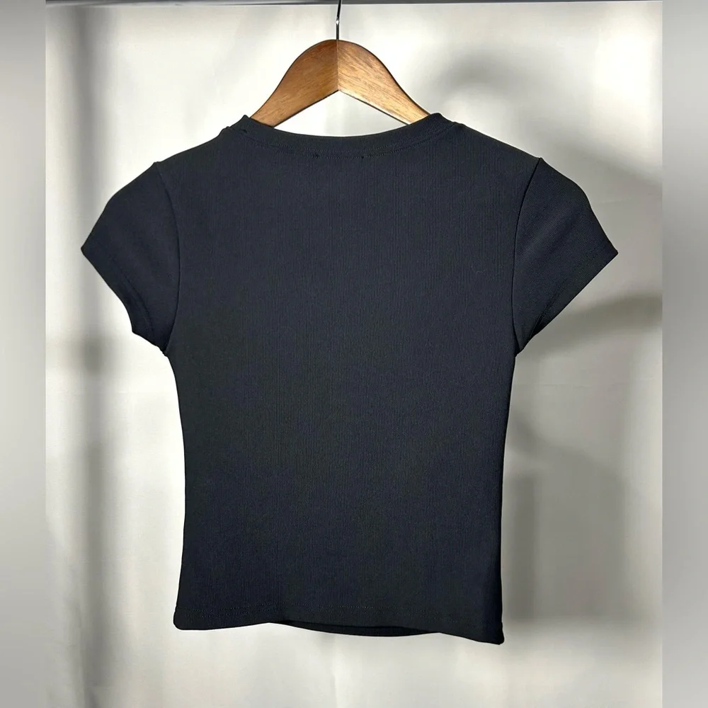 White Fox- Black Cropped Tee Sz XS - Picture 2 of 5